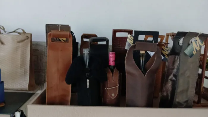 Porta vinho e suporte para tacas