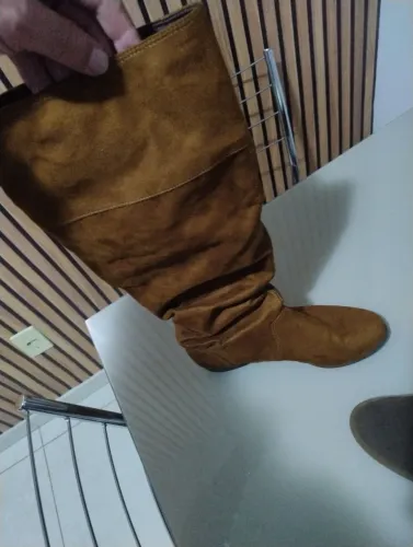 Tenho duas botas, tamanho 35,36 de couro vendo barato
