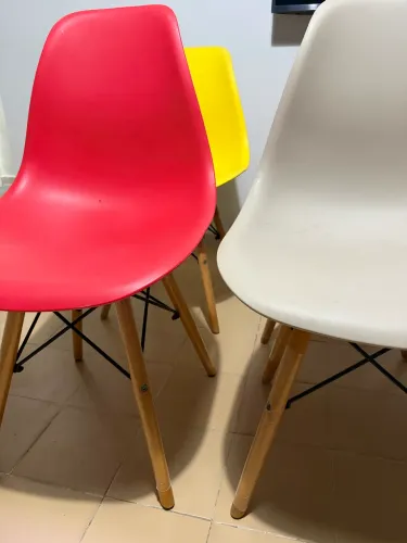 Conjunto de cadeiras coloridas