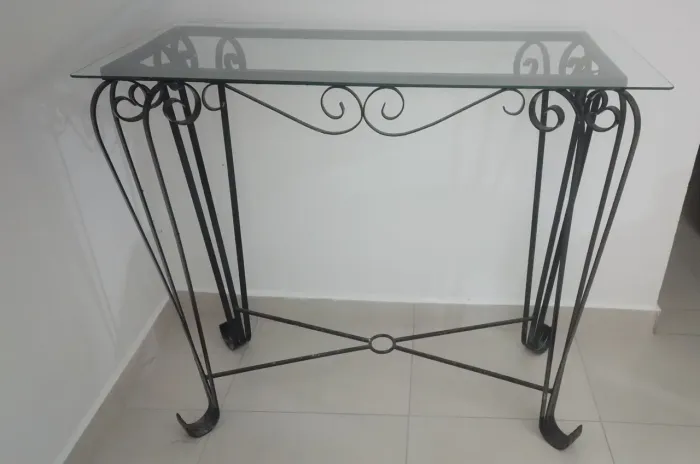 Aparador de ferro com vidro