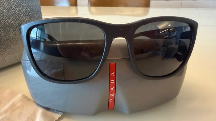 Óculos de sol Prada com caixa