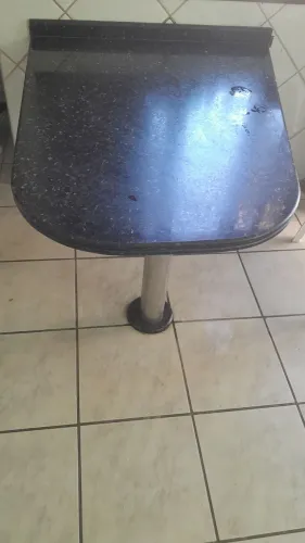 Mesa de granito com pé em inox