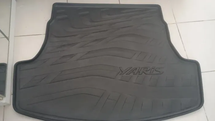 Tapete bandeja porta malas Yaris sedan