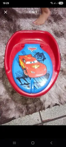 TRONINHO INFANTIL RELÂMPAGO MCQUEEN.