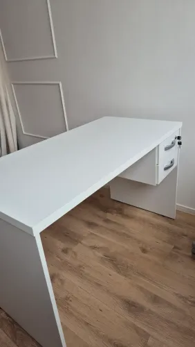 Mesa escritório branca com 2 gavetas e chave