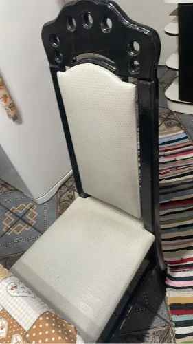 Vende se mesa de jantar em madeira maciça com 6 cadeiras