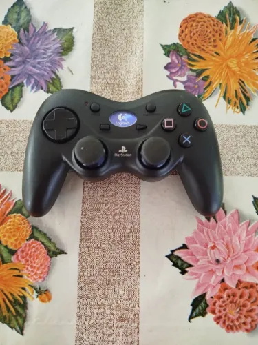 Controle PS2, joystick PlayStation 2 Logitech RARO.Laia! Leia.