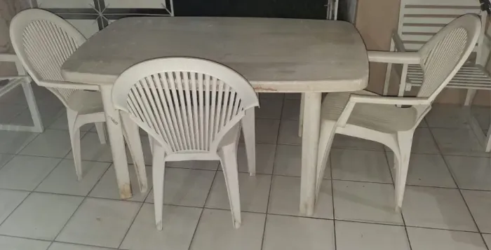 Mesa de Plástico Resistente e Três Cadeiras de Plástico Resistente