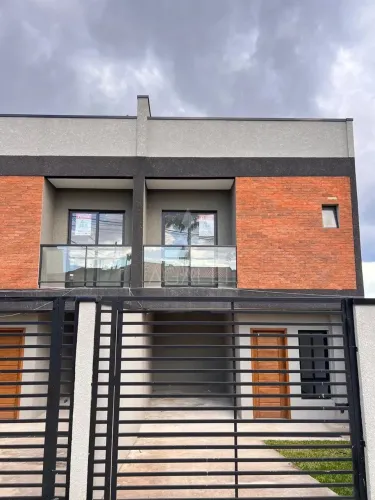 Sobrados no Xaxim com Jardim e Terraço. 3 Quartos, Churrasqueira e 2 Vagas