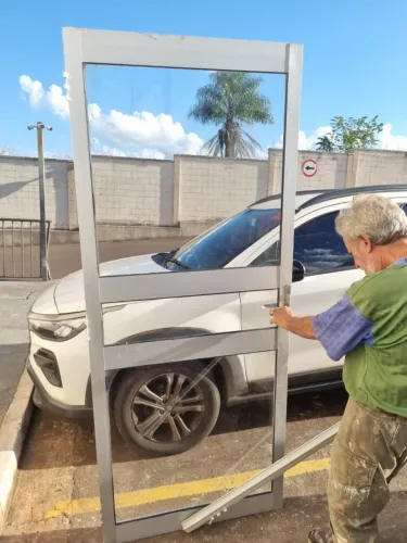 Porta em alumínio com 3 divisões