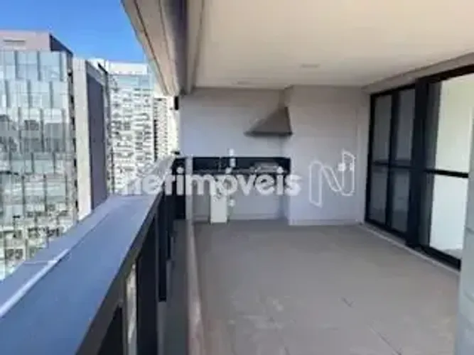 No coração de Pinheiros, na Rua dos Pinheiros esquina com Rua Auriflama, com vista cinemat