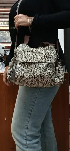 Bolsa tira colo marca Kipling original, tamanho médio, com várias repartições