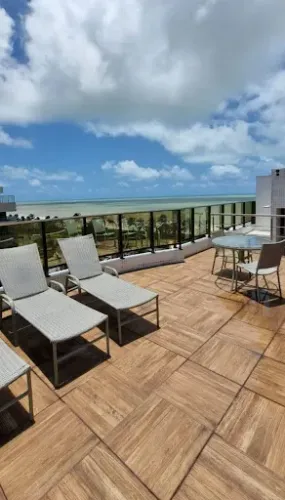 Apartamento de 74m2 com 2 Quartos, Móveis Projetados, à 100m do Mar