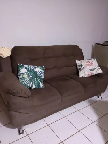 Sofá 3 lugares marrom (tecido, confortável e espaços)