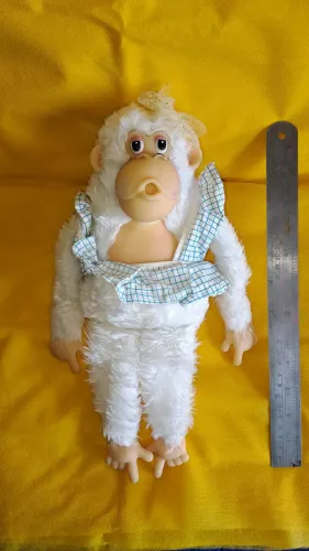 MT Antiga Macaquinha Anos 1980/90 Vintage / Retro c/ Roupa coloca Dedos Boca e Umbigo