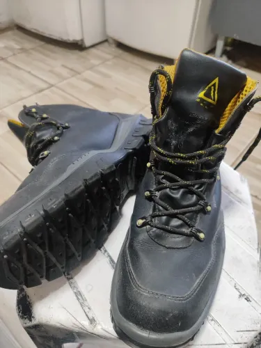 Bota montanhismo número 43 semi nova preta com forro amarelo