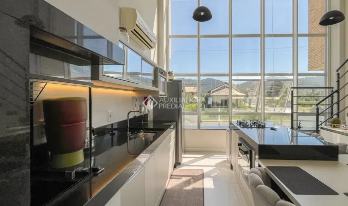 Lindo loft com pé direito duplo todo mobiliado a passos do mar