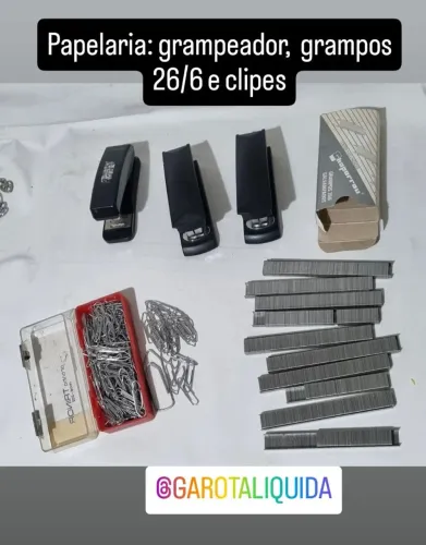 Grampeador pequeno, grampos e clipes