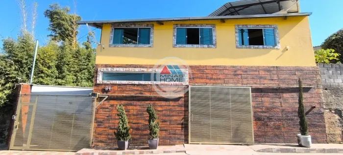 Casa de 3 quartos com loja comercial de frente para rua