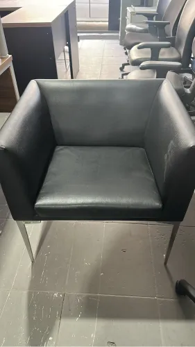 Sofá um lugar corino preto sem rasgo bom estado