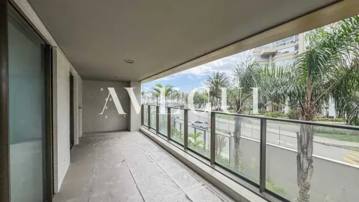 Apartamento com varanda na Barra da Tijuca, 166m², 4 quatros, 3 Suítes sendo 1 canadense,