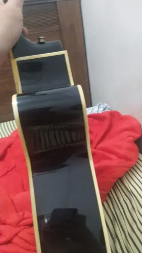 Caixa de som e violão 