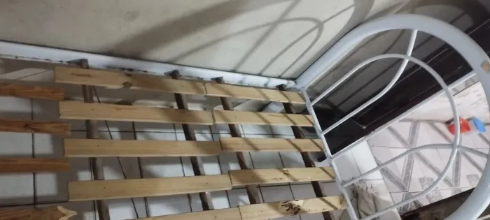 Cama de solteiro de ferro e desmontável. 
