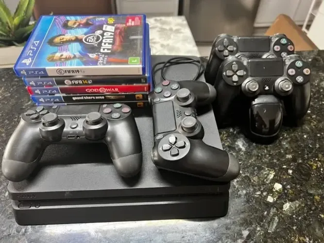 PlayStation 4 Slim 1TB - 4 Controles - 5 jogos