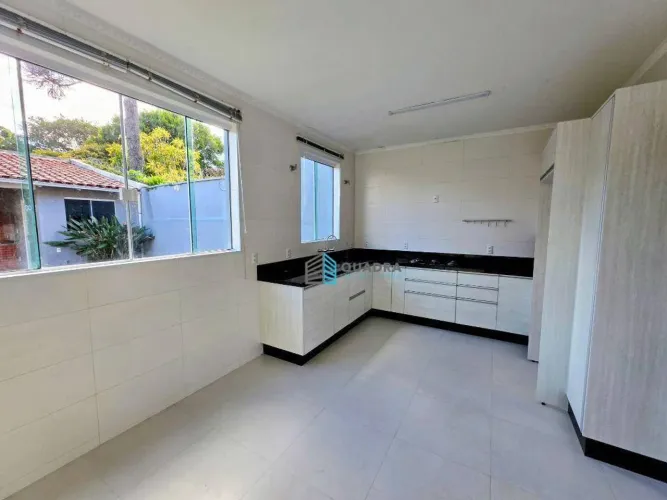 Ampla casa com 5 quartos na Rua Reinaldo Consoni