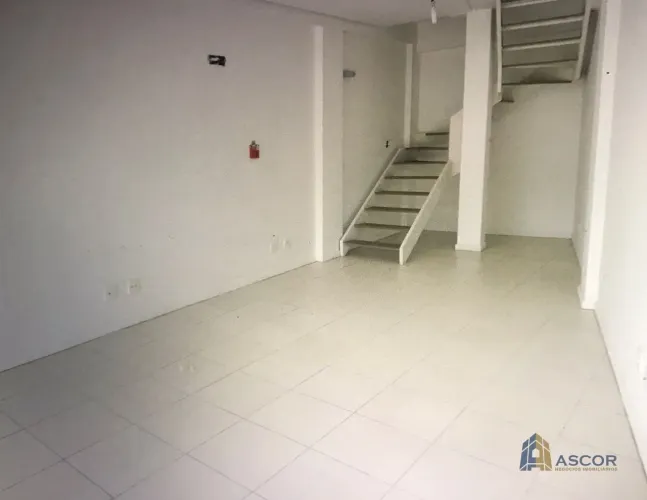 Excelente Loja c/ Mezanino no Córrego Grande.