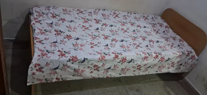 CAMA EM BLOCO DE MADEIRA, REVESTIDA COM CEREJEIRA, VAI DE BRINDE O COLCHÃO .TAMANHO PADRÃO