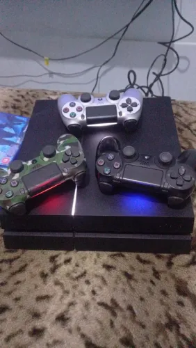 Ps4 + 3 controles e 2 jogos físicos