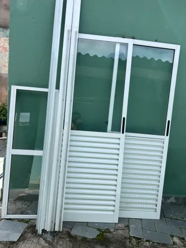 Porta de correr de alumínio branca não é nova mais está em bom estado