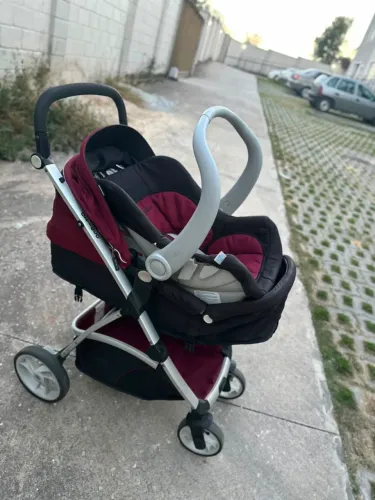Carrinho de bebê com bebê conforto