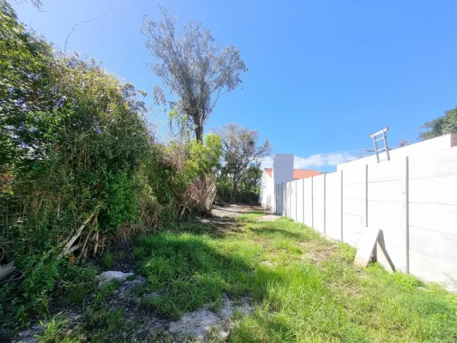 Terreno de 240m² a 3 quadras da Praia do Laranjal sendo 7,5m de frente por 32m d