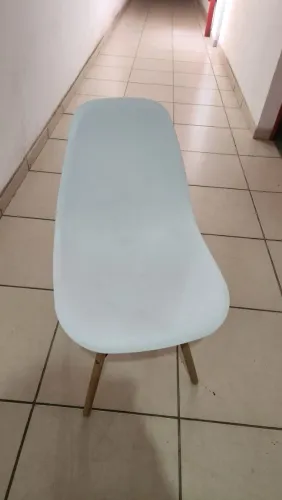 Cadeira Eames branca pés de madeira