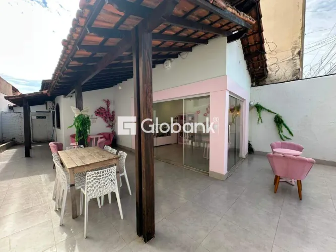 Casa comercial para aluguel em Montes Claros - MG, localizada no bairro Centro