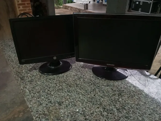 2 Monitores LCD 