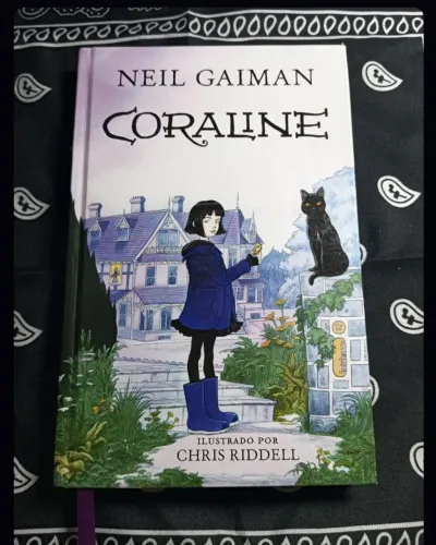 Livro "Coraline" - Neil Gaiman (Capa dura/Ilustrado) (Ed. Intrínseca)