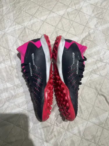 Chuteira adidas predator trava sintética