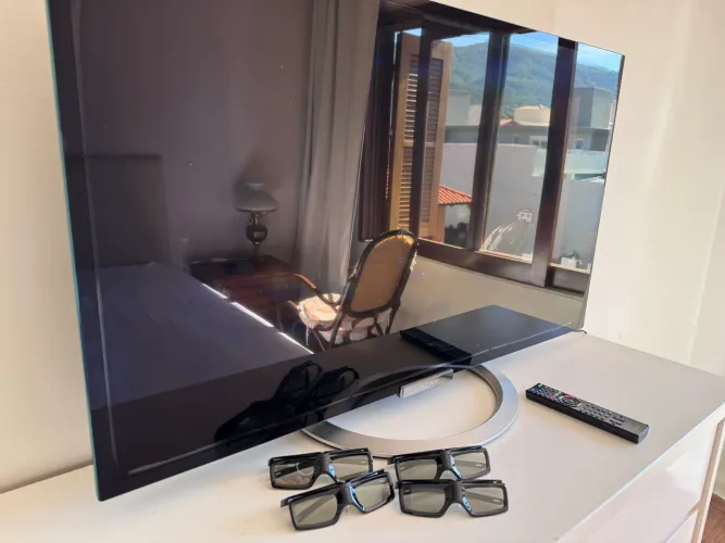 TV Sony Bravia 3D com 4 óculos 3D