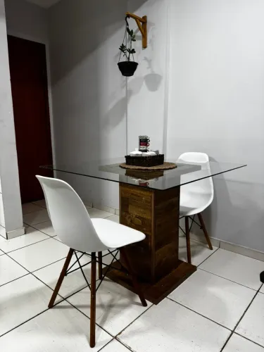 Mesa de Jantar Vidro, c/ Base de madeira + 2 cadeiras Eames Eiffel.