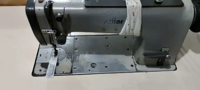 Máquina industrial, bem antiga, de marca alemã, funciona perfeitamente bem.