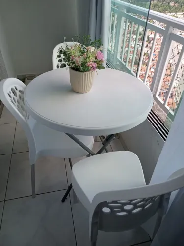 Vendo mesa com três cadeiras para varanda