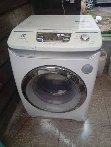 Lava e seca Electrolux 9kg funcionando perfeitamente ótima máquina