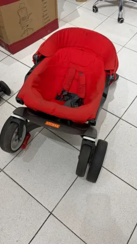 Carrinho de bebê Stokke vermelho