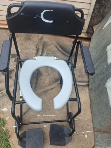 Otima cadeira Rodas BANHO com pedais sem defeito.