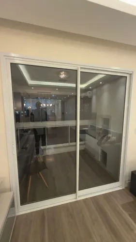 Porta de Correr para Varada/Sacada em Alumínio Branco com Vidro