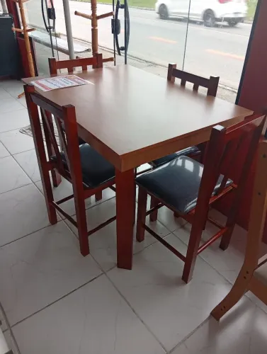 Mesa com 4 cadeiras