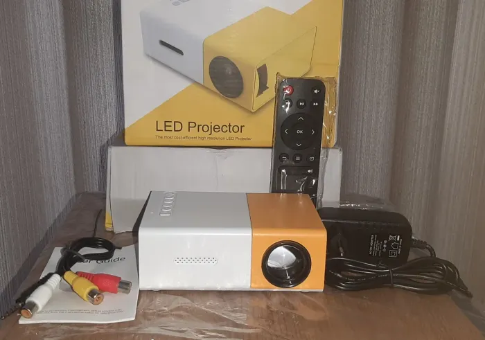 Projetor ultra HD portátil YG300